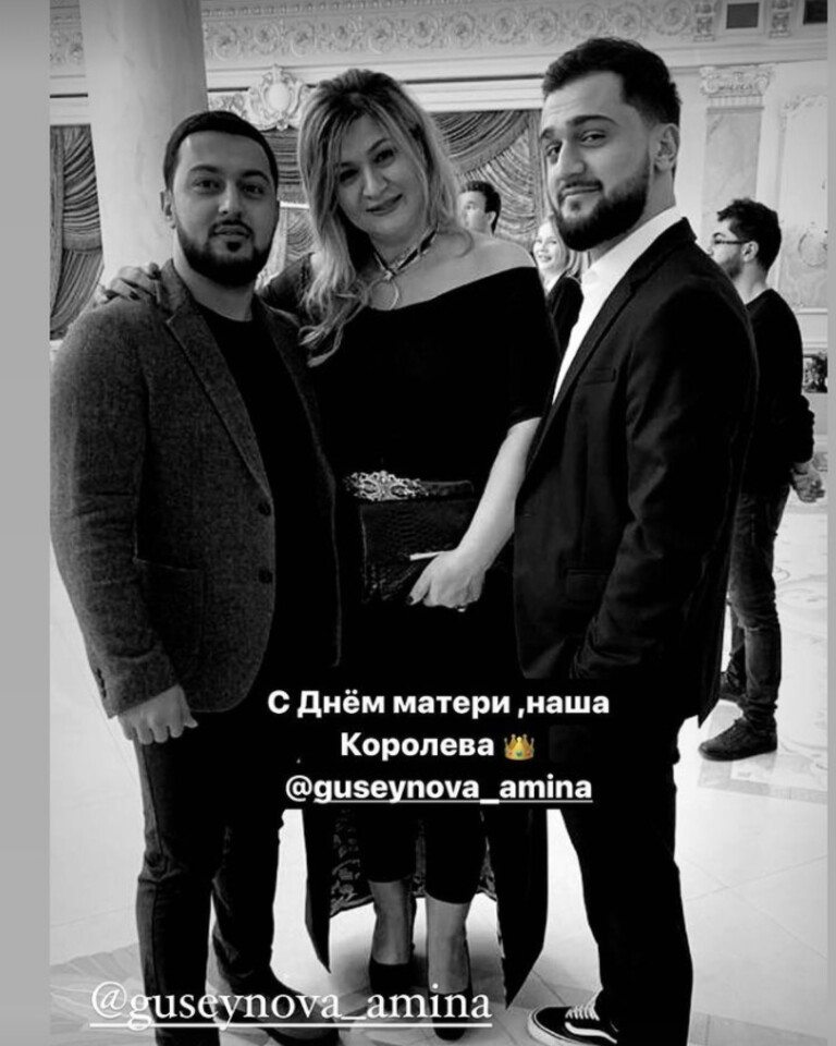 JONY с мамой и братом